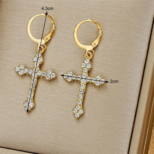 Boucles d’oreilles croisées en zircon – Élégance et lumière divine
