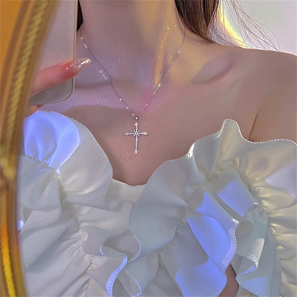Collier Croix en Cristal – Élégance & Lumière | Bijou Spirituel Féminin Hope & Light Girlz