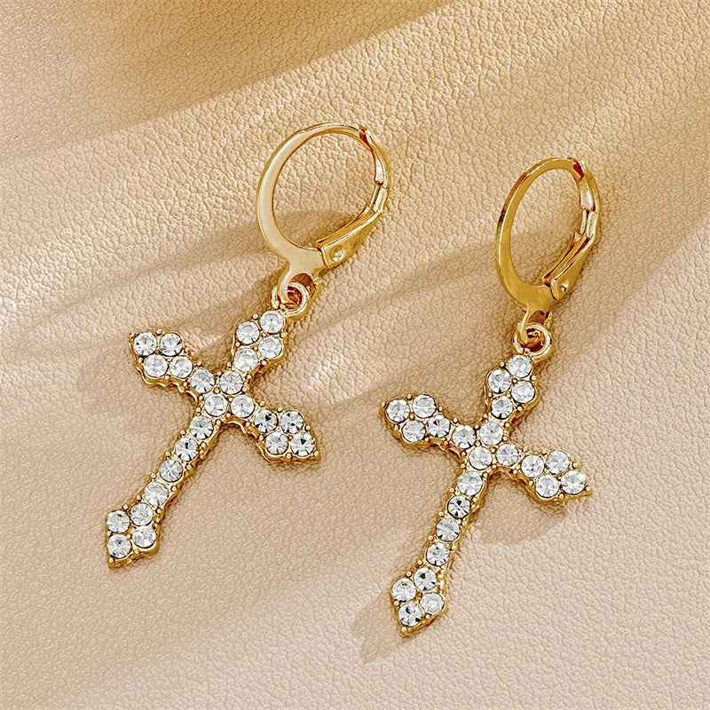 Boucles d’oreilles croisées en zircon – Élégance et lumière divine