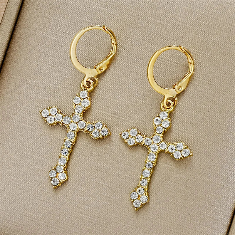 Boucles d’oreilles croisées en zircon – Élégance et lumière divine