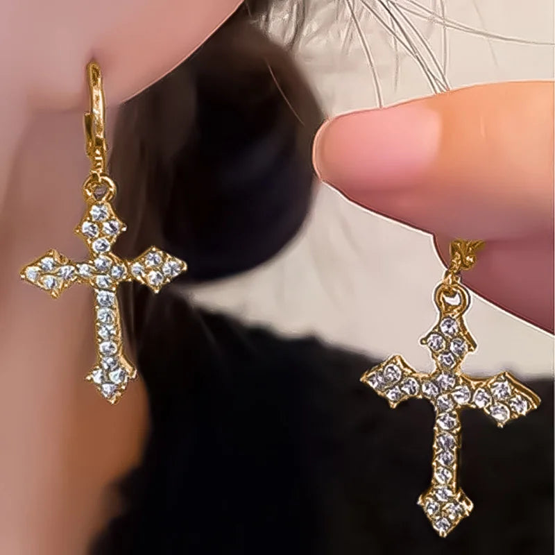 Boucles d’oreilles croisées en zircon – Élégance et lumière divine