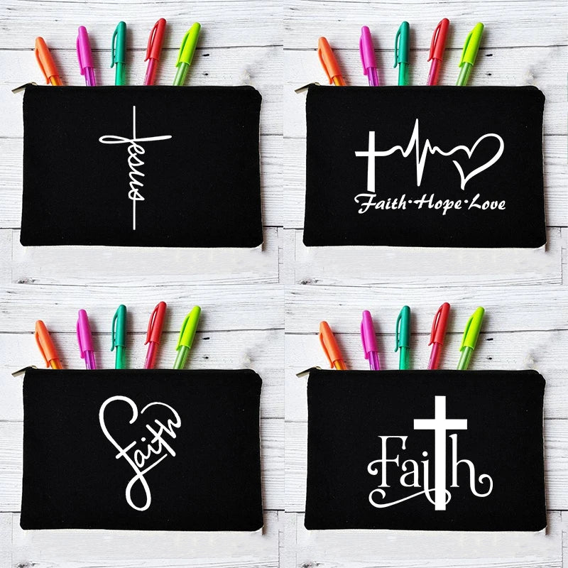 Trousse chrétienne “Faith Hope Love” – Pochette maquillage, stylos ou accessoires – Design croix et message de foi