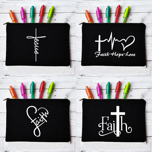 Trousse chrétienne “Faith Hope Love” – Pochette maquillage, stylos ou accessoires – Design croix et message de foi