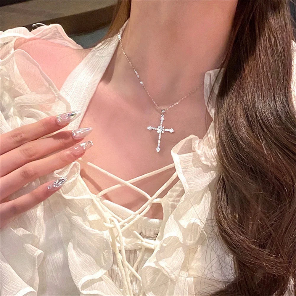 Collier Croix en Cristal – Élégance & Lumière | Bijou Spirituel Féminin Hope & Light Girlz