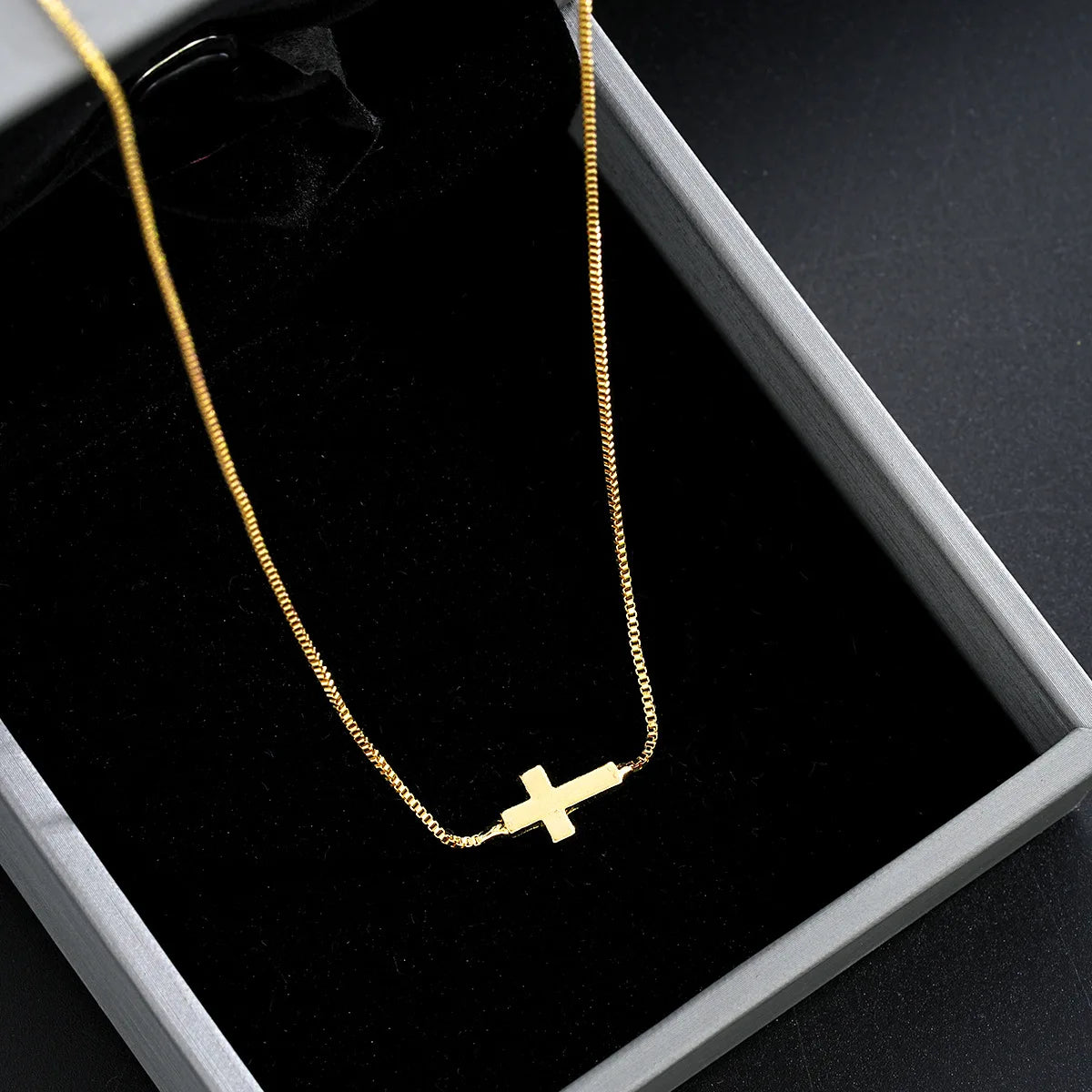 Collier Croix Fine Horizontale – Minimaliste & Élégant | Acier inoxydable doré ou argenté | Hope & Light Girlz