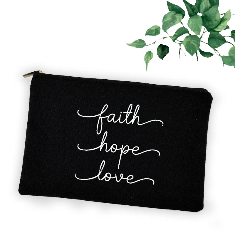 Trousse chrétienne “Faith Hope Love” – Pochette maquillage, stylos ou accessoires – Design croix et message de foi