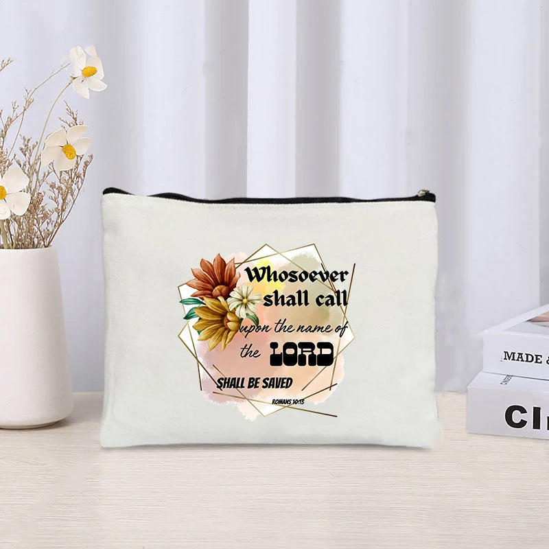 Trousse chrétienne “Appelle le Seigneur et sois sauvée” | Pochette Foi & Espérance – Makeup Bag / Organisateur chrétien