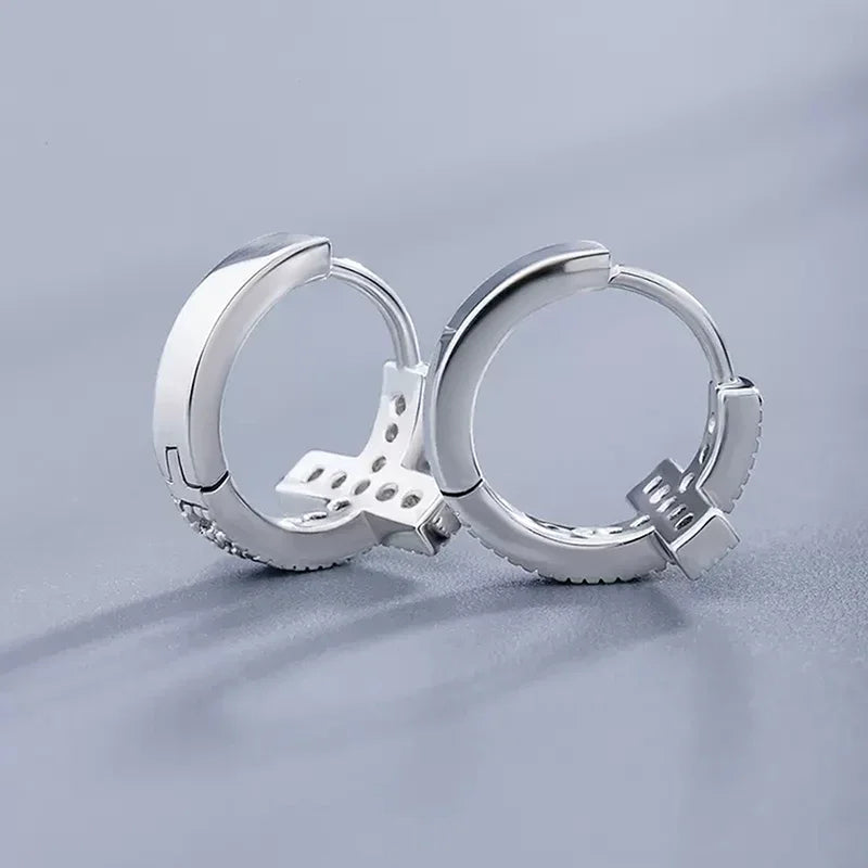 ✨ Boucles d’oreilles créoles Croix argentée – Mini format serti – Bijou chrétien femme élégant