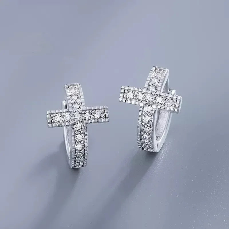 ✨ Boucles d’oreilles créoles Croix argentée – Mini format serti – Bijou chrétien femme élégant