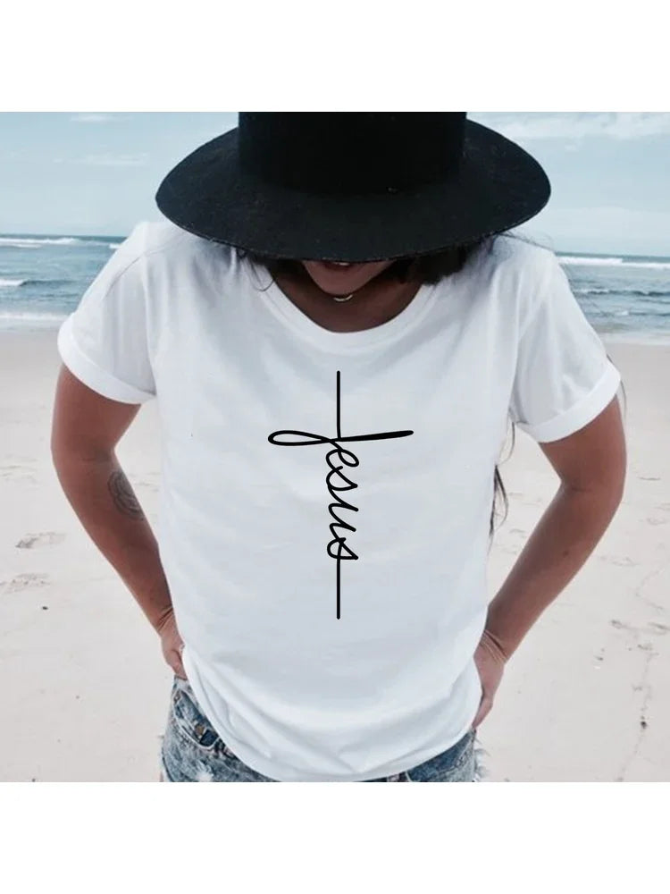 T-shirt chrétien “Jesus” – Croix minimaliste | Femme – Foi & Simplicité