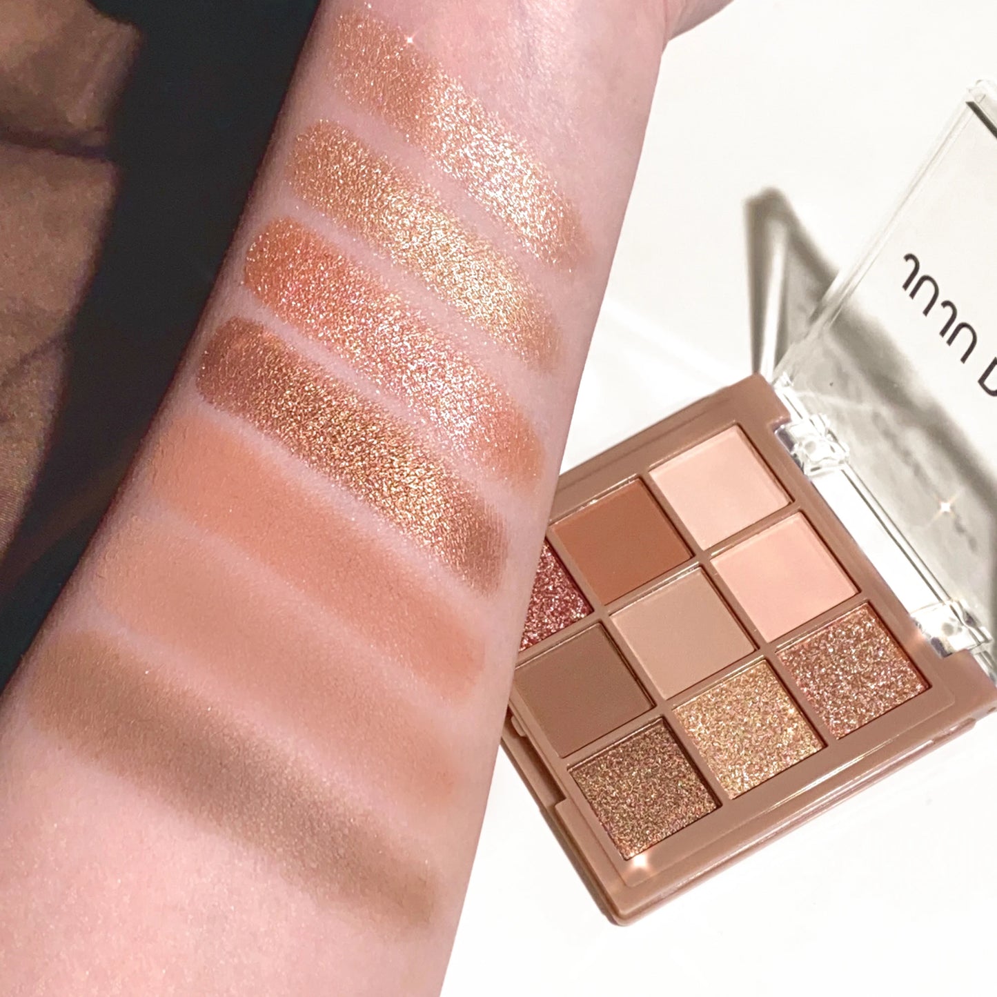 ✨ Palette Fards à Paupières Nude & Glitter – 9 Couleurs + Eyeliner Offert