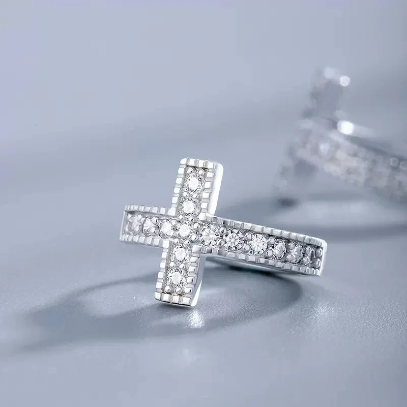 ✨ Boucles d’oreilles créoles Croix argentée – Mini format serti – Bijou chrétien femme élégant