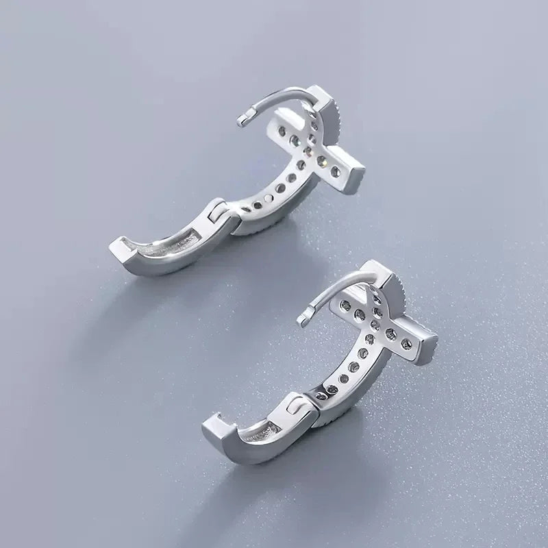 ✨ Boucles d’oreilles créoles Croix argentée – Mini format serti – Bijou chrétien femme élégant