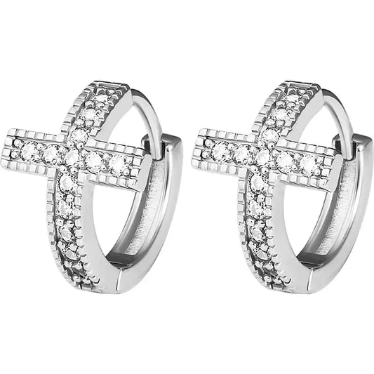 ✨ Boucles d’oreilles créoles Croix argentée – Mini format serti – Bijou chrétien femme élégant