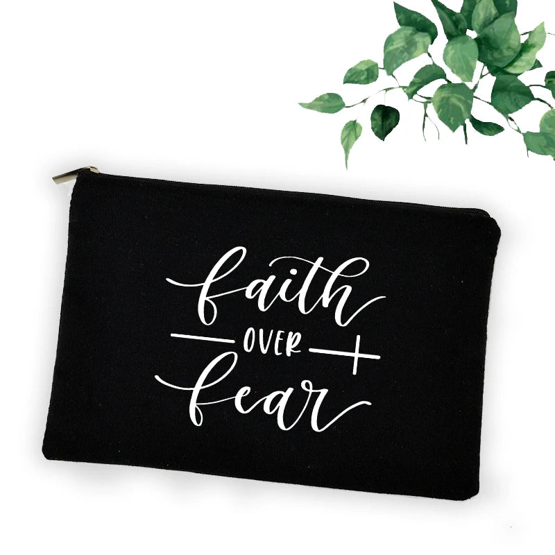 Trousse chrétienne “Faith Hope Love” – Pochette maquillage, stylos ou accessoires – Design croix et message de foi