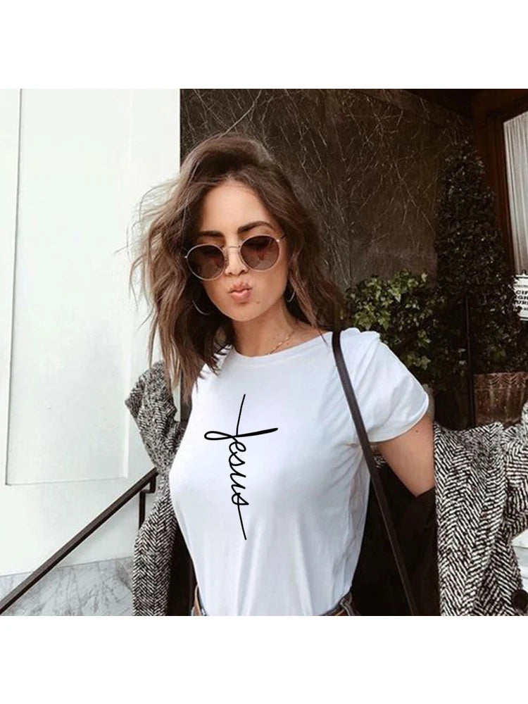 T-shirt “Jesus Cross” – Foi et Simplicité | T-shirt Chrétien Minimaliste pour Femme – Hope & Light Girlz
