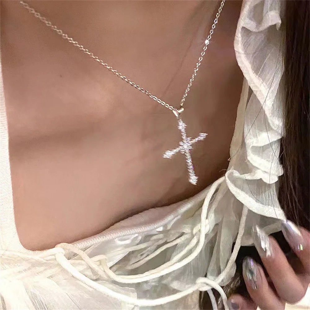 Collier Croix en Cristal – Élégance & Lumière | Bijou Spirituel Féminin Hope & Light Girlz